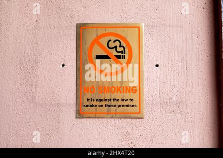 Ein Warnschild mit der Aufschrift ‘No Smoking. Es ist gegen das Gesetz, auf diesen Räumlichkeiten zu rauchen.“ Schuss am 7.. März 2022. © Belinda Jiao jiao.bilin@gmail.co Stockfoto