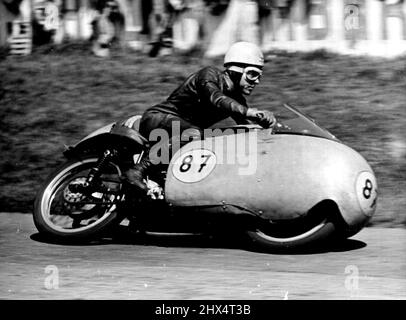 Duke tut es wieder -- Australiens Ken Kavanagh mit Geschwindigkeit während der 350 CC Rave, die er auf seinem Moto-Guzzi gewann. Geoff Duke, Britains Welt 500 CC Motorrad-Champion Robe seine 500 CC Gilera zum Sieg in den Rhein-Cup-Rennen in Hockenheim. Deutschland am Sonntag. Mehr als 120.000 Fans sahen ihn einen Rundenrekord von 123,8. Meilen pro Stunde, er legte die 20 Runden in 47 Minuten 12,5. Sekunden. Ken Kavanagh aus Australien war Zweiter bei diesem Event und gewann auch das CC-Rennen 350 auf seiner Moto-Guzzi mit 11,84 Meilen pro Stunde. 10.Mai 1955. (Foto von Paul Popper Photo, Paul Popper Ltd.). Stockfoto