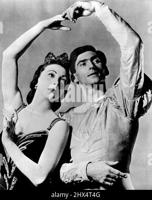 Ballet Theatre -- Nora Kaye und Igor Youskeyiteh, führende Tänzer des Ballet Theatre, einer hervorragenden amerikanischen Ballettkompanie, sind für ihre Auftritte in klassischen Rollen bekannt. Die Kompanie legt jedoch in ihren Reportoiren von mehr als 40 Tänzen den gleichen Schwerpunkt auf moderne Ballette. Sein Ziel ist es, amerikanischen Charakter zu haben, internationaler Charakter. Das Unternehmen macht nun seine erste Tour auf dem europäischen Kontinent. 04. April 1952. Stockfoto