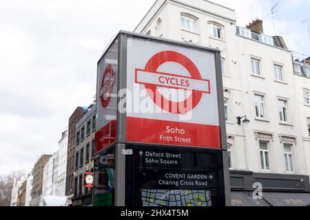 Eine Santander Bike Docking Station wurde am 7.. März 2022 gedreht. © Belinda Jiao jiao.bilin@gmail.com 07598931257 https://www.belindajiao.com/about Stockfoto