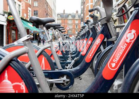 Santander Cycles dockte an einer Mietstation von Santander Cycle in Soho an, aufgenommen am 7.. März 2022. © Belinda Jiao jiao.bilin@gmail.com 07598931257 https:// Stockfoto