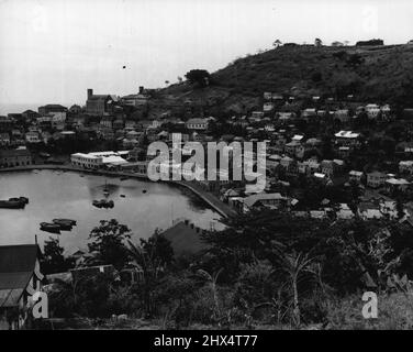 Prinzessin Margarets Tour durch die Westindischen Inseln: Grenada -- der Hafen von St. George's: Grenada (82.086 Einwohner), eine der schönsten Inseln in der britischen Karibik, ist der Sitz des Gouverneurs der Windward Islands. Es ist hügelig, Waldland, und war eines der frühesten Kakaoanbaugebiete in Westindien: Kakao ist immer noch seine wichtigste Industrie mit Muskatnüssen eine wichtige Sekundärernte. - Die Hauptstadt von Grenada ist St. George's, wo Prinzessin Margaret am 6.. Februar 1955 von der königlichen Yacht 'Britannia' für einen zweitägigen Besuch aussteigen wird. Nach einer kurzen Fahrt durch die Stadt wird sie att Stockfoto