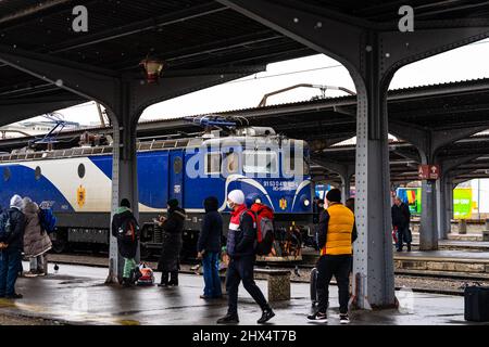 Bukarest, Rumänien, 2022. Kriegsflüchtlinge am Bahnhof Bukarest (Gara de Nord). Auf dem Weg nach Europa kommen ständig Flüchtlinge nach Rumänien Stockfoto