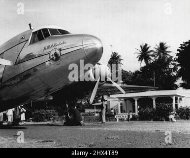 Neues Leben für britische Kolonien -- Zivilluftfahrt.ein Flugzeug von British West Indian Airways, das auf dem Flughafen von Grenada auf den Windward Islands steht.der Bericht beschreibt die vielen lokalen Fluggesellschaften, die jetzt in den Kolonialgebieten operieren, Ein verbindendes Element von größter Bedeutung in Gebieten, in denen physikalische Bedingungen die Entwicklung der Oberflächenkommunikation häufig behindert haben. In Westindien, wo die Kolonien weit durch das Meer getrennt sind, hat die Entwicklung von Luftverkehrsdiensten dazu beigetragen, eine britische Karibikföderation in den Bereich der praktischen Politik zu bringen. 1. Juni 1950. (Foto Stockfoto