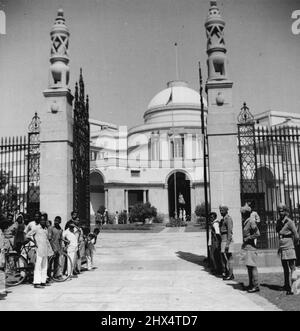 Nizam (Der Reichste Mann Der Welt) Besucht Neu Delhi. Zum ersten Mal seit 16 Jahren - die Wachen stehen im Hyderabad-Haus in Neu-Delhi im Dienst, wo der alte Nizam von Hyderabad, der seit über 16 Jahren zum ersten Mal in Neu-Delhi ist, seinen Wohnsitz hat. Seine Fahne fliegt auf den flagstaff. Der Nizam, der reichste Mann der Welt., der ein Luftfahrtunternehmen besitzt, charterte ein Constellation-Flugzeug für die Reise. Er wurde von zwei Frauen und einer Reihe von Kindern begleitet. Nach der neuen Verfassung ist der Nizam Gouverneur des Staates Hyderabad. Er besucht die Hauptstadt, um an der Gouverneurskonferenz teilzunehmen. 17. März 1952. Stockfoto