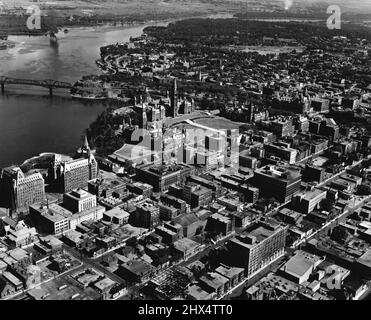 Ottawa - eine Luftansicht von Ottawa, Kanadas Hauptstadt, zeigt den Geschäftsbereich rund um das Parlament und andere Regierungsgebäude, die sich auf hohem Boden mit Blick auf den Ottawa River befinden. 18. Juli 1950. Stockfoto