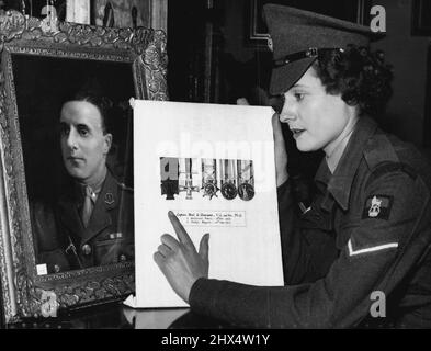 Vorschau auf V.C. Hundertjährige Ausstellung - Lance Corporal Tomlin of London mit Blick auf das Victoria-Kreuz und andere Auszeichnungen und Porträt von Captain N.G. Chavasse, Royal Army Medical of Corps. Er war einer von drei Personen, die jemals den Double V.C. erhielten Er starb an Wunden, die er im Einsatz erhielt. Sir Anthony Eden, der Premierminister, wird die VC-Jubiläumsausstellung im Marlborough House, London, Tomorrow, eröffnen. Es werden über 1.000 Exponate gezeigt, die vom Tie-Pin bis zum Tank rangieren und die 100 Jahre des Victoria-Kreuzes abdecken, seit es die ersten Auszeichnungen für Tapferkeit auf der Krim war. 14. Juni 1955. (Foto von Paul Popper, Stockfoto