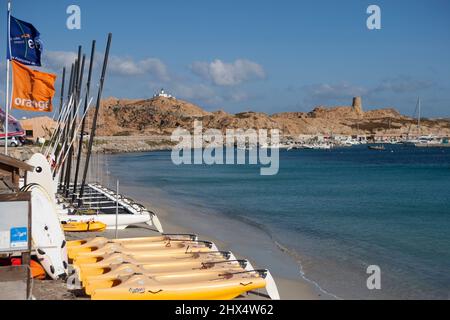 Frankreich, Korsika, L'ile Rousse, Blick auf die Ile de la Pietra vom Stadtstrand Stockfoto