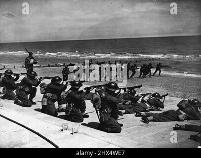 Home Verteidigung Ostküste Großbritanniens -- alles in allem, für alle, die kommen. Einer der königlichen Sitze Fusiliers, die am Strand trainiert werden. 22. Oktober 1940. (Foto von British Official Photograph). Stockfoto