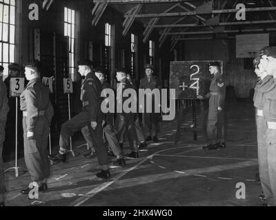 Übung wird hinzugefügt... Der Sergeant ruft "addieren Sie vier zu zwei", und vier weitere Soldaten marschieren vorwärts, um sich ihren beiden Kameraden in der Rechenstunde anzuschließen, die hiermit reguläre Soldaten im Lager Bulford demonstrierten. 8. März 1954. (Foto von Daily Mirror). Stockfoto