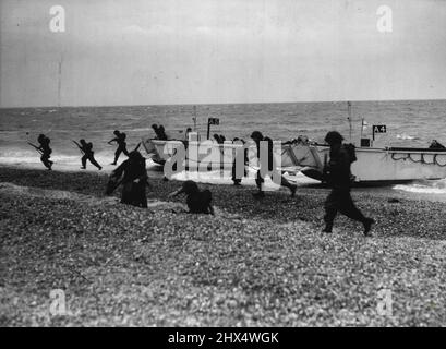 Tanks Storm Beach in Mock Invasion -- 'feindliche' Kräfte, die von Landungsschiffen in Portsmouth an Land kommen. "Feindliche" Kräfte marschierten heute Morgen in Runaground 111 in den Süden Englands ein - die größte amphibische Operation seit dem Krieg. Die glorreichen Gloucester waren dort, die robusten Royal Marine Commandos und Hussars, die mit ihren Centurion-, Sherman- und Churchill-Panzern an Bord des Landungsschiffs gingen. Es gab sogar einen Hubschrauber, der zum ersten Mal an einer Strandlandung teilnahm. Die Operation wurde von Viscount Alexander, Verteidigungsminister, und dem Generalstabschef der Armee, Stockfoto