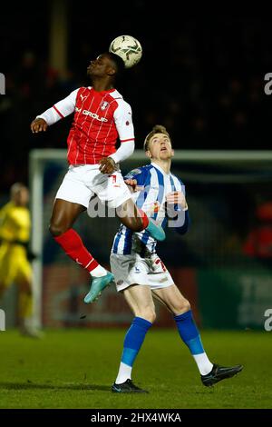 Jordi Osei-Tutu von Rotherham United und Tom Crawford von Hartlepool United im Halbfinale der Papa John's Trophy in Victoria Park, Hartlepool, in Aktion. Bilddatum: Mittwoch, 9. März 2022. Stockfoto