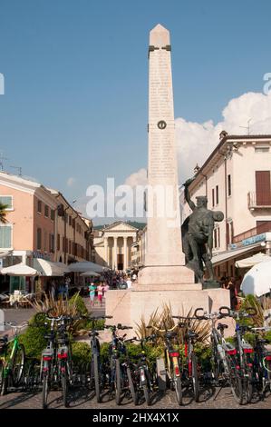 Hinterstraßen Norditalien - Drive 7, Fotografen, Italien, Venetien, Gardasee, Bardolino, Piazza Scene Stockfoto