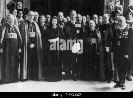 Prinzessin und Herzog sehen den Papst -- Prinzessin Elizabeth (Mitte) mit dem Herzog von Edinburgh (links), gesehen, als sie private Audienz beim Papst hatten. In einem schwarzen Velours-Kleid, das bis zum Boden reicht, und einem schwarzen Schleier aus spanischer Spitze wurde Prinzessin Elizabeth in Begleitung des Herzogs von Edinburgh von Papst Pius XII. In Audienz empfangen Der Herzog war in Marineuniform. Der Papst begrüßte das Königspaar in fließendem Englisch und fragte nach ihren Kindern und sandte dem König und der Königin seinen Respekt. 13. April 1951. Stockfoto