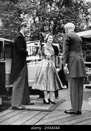 Die Königin wird vom Lord Great Chamberlain, dem Marquis von Cholmondeley, begrüßt, als sie gestern mit dem Herzog von Edinburgh in der Westminster Hall eintrifft. Sie nahm an einem Mittagessen Teil, das zu ihren Ehren von der Commonwealth Parliamentary Association gegeben wurde. Die Massen jubelten, als das königliche Paar erschien und der heftige Regen aufhörte. 10. Juni 1953. (Foto von Daily Mirror). Stockfoto