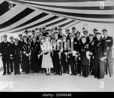 Die Königin empfängt Marineoffiziere an Bord der Royal Yacht -- H.M. die Königin und H.H. der Herzog von Edinburgh mit ausländischen Marineoffizieren an Bord von H.M.S. Surprise heute Nachmittag. An Bord der Royal Yacht (H.M.S. Überraschung) heute empfing S.M. die Königin hohe Offiziere der Royal Navy, Flag- und Kommandooffiziere der Dominion Navies, Offiziere, die Schiffe ausländischer Navies befehligen, sowie Offiziere britischer Handelsschiffe und Trawler, die an der Krönungsmarine Review in Spithead teilnahmen. 15. Juni 1953. (Foto von Fox Photos). Stockfoto