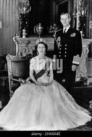 H. M. Queen Elizabeth II. Und S.K.H. der Herzog von Edinburgh - Ein neues Porträt Ihrer Majestät Königin Elizabeth II. Und ihres Mannes, seiner Königlichen Hoheit, des Herzogs von Edinburgh, aufgenommen im Grünen Zeichenraum des Buckingham Palace. Ihre Majestät die Königin trägt ein blassrosa Abendkleid aus Nadelstichspitze über Tüll, mit dem blauen Band und dem Stern des Gewänges, und mit ihm eine russische Diamantkette im Fransendesign (ein Hochzeitsgeschenk der Stadt London), diamantene Ohrringe und zwei diamantene Armreifen. Die diamantene Brosche oben auf dem blauen Band ist ein Familienerbstück und wurde von der getragen Stockfoto