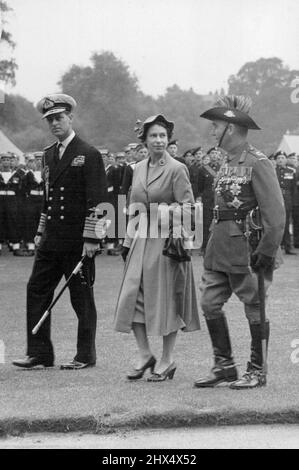 Die Königin überreicht den Commonwealth-Kontingenten Krönungsmedaillen - die Königin mit dem Herzog von Edinburgh und Lieut. General Dir Edmund Herring (Australien), der die Parade befehligen wird. H. M. Queen Elizabeth überreichte den Vertretern der Commonwealth-Kontingente während einer Zeremonie im Buckingham Palace, London, die Krönungsmedaillen. 03. Juni 1953. (Foto: Sport & General Press Agency, Limited). Stockfoto