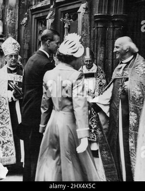 Der Herzog trifft den Dekan -- genau der Rev, Hewlett Johnson, Dekan von Canterbury, (rechts) empfängt Prinz Philip am Westeingang der Canterbury Cathedral, Kent, als er und Prinzessin Elizabeth am 31. Juli einen Gottesdienst für die Kent Country Playing Fields Association besuchten. Prinz Philip ist Präsident der Vereinigung Playing Fields von Großbritannien. Er und Prinzessin Elizabeth verbrachten die Woche mit lord und Lady Brabourne im Mersham Le Watch Kent. 12. August 1949. (Foto von Associated Press Photo). Stockfoto