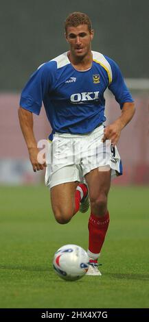 BOURNEMOUTH V POPRTSMOUTH 27-07-05 PORTSMOUTH-STÜRMER AZAR KARADAS PIC MIKE WALKER, 2005 Stockfoto