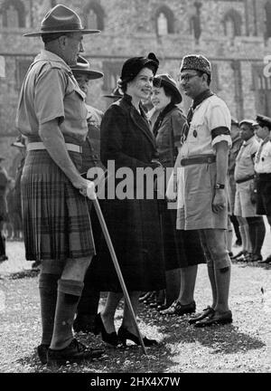 Die Königin und ihre Pfadfinder -- die Königin, begleitet von dem Chief Scout, Lord Rowallan, überprüft internationale Pfadfinder während der heutigen Zeremonie. Ihre Majestät die Königin nahm heute den Gruß an einem Marsch vorbei an Queen's Scouts und halten ERS of Scouts Gallantry Awards. Gestern erhielten die ersten Kundschafter der Königin, 400 von ihnen, ihre königlichen Zertifikate vom Chefscout Lord Rowallan. Heute nahmen sie am vergangenen Marsch Teil. 27. April 1952. (Foto von Paul Popper Photo, Paul Popper Ltd.). Stockfoto