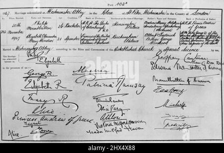 Königliche Namen -- Dieses Heiratsregister von Prinzessin Elizabeth und Philip wird in den kommenden Jahren geschätzt, da es die Namen vieler berühmter Menschen enthält. Auf der linken Seite sind die Unterschriften des Königs und der Königin und der königlichen Mutter zu sehen. Unter Alice. Prinzessin Andrew von Griechenland, ist nur die kleine Unterschrift von Prinzessin Margaret zu sehen, gefolgt von Henry und Alice, Herzog und Herzogin von Gloucester. Marina ist die Herzogin von Kent, und andere unterscheidbare Namen sind Haakon, König von Norwegen, und Michael, König von Rumänien. Oben rechts sind die Unterschriften von Lord Louis Mountbatten und seiner Frau zu sehen. 29. November 1947. ( Stockfoto