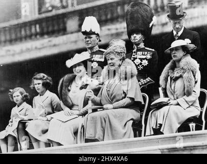 König präsentiert Grenadierinnen neue Farben H.M. der König hat heute dem Bataillon 2. die Grenadier Guards im Buckingham Palace, London, S.W., neue Farben präsentiert Von links nach rechts - Prinzessin Margaret Rose, Prinzessin Elizabeth, die Königin, Königin Mary und die Prinzessin Royal bei der Zeremonie, hinter Königin Elizabeth ist Viscount Gort und hinter der Prinzessin Royal ist ihr Ehemann Viscount Harewood. 25.Mai 1938. (Foto von Topical Press). Stockfoto