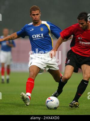 BOURNEMOUTH V POPRTSMOUTH 27-07-05 PORTSMOUTH-STÜRMER AZAR KARADAS PIC MIKE WALKER, 2005 Stockfoto