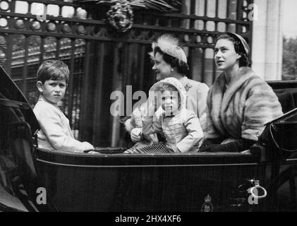 Königliche Kinder gehen zur Trooping-Zeremonie - Ein Blick von der Zitadelle aus, während die offene landau, die die Königin Mutter, Prinzessin Margaret, Prinz Charles und Prinzessin Anne trägt, heute zur Trooping-the-Color-Zeremonie aufmarschiert. Die Königin, als Oberst der Cooldstream-Wachen, ritt auf Winston, dem Polizeipferd, bei der Parade. 10. Juni 1954. Stockfoto