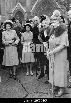 Prinzessinnen ***** Hochzeit: Prinzessin Elizabeth, Prinzessin Margaret Rose und Königin Mary nahmen heute am 5. November an der Hochzeit von Miss Myra Wernher, der jüngeren Tochter von Sir Harold und Lady Wernher mit Major David Butter, Schotten Wachen in St. Margaret's, Westminster, London, Teil. Die Braut trug ein Kleid aus silberner Spitze aus der Vorkriegszeit über zartem Rosa, das im russischen Stil modelliert und unter ***** appliziert wurde Mit Blumen. Ihr Zug, zerschnitten in einem ***** Netz begrenzt mit ***** . Rechts: Prinzessin Elizabeth, Prinzessin Margaret Rose, der Graf von Athlone, die Dowager Herzogin von Milford Haven und Königin Mary, die den Brautprofi beobachten Stockfoto