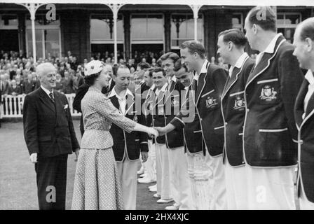 Die Königin besucht die Herren - und trifft die Australier - die Königin wird dem australischen Team von Lindsay Hassett, ihrem Kapitän, vorgestellt. Ihre Majestät schüttelt Graham Hole die Hände. H.M. Queen Elizabeth besuchte Lords Cricket Ground, wo sie ein Teil des Spiels zwischen Australien und Middlesex war. Ihre Majestät wurde den Mitgliedern beider Teams vorgestellt. 20. Juli 1953. (Foto von Sport & General Press Agency Limited) Stockfoto