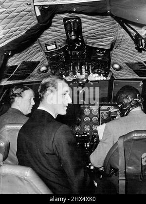 Der Herzog von Edinburgh fliegt im ersten Jet Air-Liner der Welt - der Herzog von Edinburgh sitzt auf dem Kometen, bevor er zu einem Flug aufbricht, der über eine Stunde dauerte. Auf der linken Seite befindet sich der Chef-Testpilot von de Havillands John Cunningham. Der Duke Edinburgh besuchte die Flugzeugfirma de Havilland in Hatfield, wo er die neueste Entwicklung von Düsenflugzeugen sah, darunter den Kometenjet-Luftliner, der im Mai mit B.O.A.C. in Dienst gestellt wird. 2. April 1952. (Foto von United Kingdom Information Service) Stockfoto