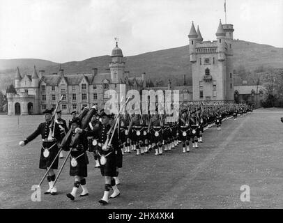 Highlanders, um neue Farben zu erhalten das Battalion marschiert auf dem Gelände des schottischen Heims von Queens vorbei, mit maskierten Farben. Königin Elizabeth wird am kommenden Montag im Balmoral Castle neue Farben für das 1.-Bataillon, die Queens-eigenen cameron-Highlander, präsentieren. Das Bataillon führte diese Woche Proben der Zeremonie auf dem Gelände von Balmoral durch. 27.Mai 1955. (Foto von Paul Popper, Paul Popper Ltd.). Stockfoto