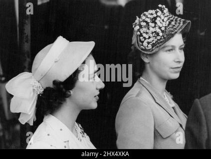 Prinzessinnen sehen Polo in Roehampton : Prinzessin Margaret (links) und ihre Schwester Prinzessin Elizabeth (rechts) tragen verschiedene Stil leichte Sommer Hüte, beobachten das Polospiel zwischen dem Hurlingham Team und dem argentinischen La Espadana Team, das ***** Das englische Hurlingham-Team gewann mit 6:3. 25. Juli 1951. Stockfoto