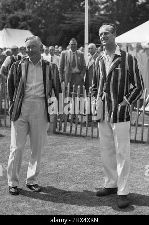 Duke of Edinburgh spielt Cricket im Arundel Castle - der Duke of Norfolk und der Duke of Edinburgh vor dem Beginn des Spiels im Arundel Castle heute. Duke of Edinburgh spielt Cricket im Arundel Castle. Der Duke of Edinburgh, führte heute Sonntag in Arundel Castle ein Team bekannter Cricketspieler in einem Spiel gegen die Duke of Norfolk-Mannschaft an, das der National Playing Fields Association zu Hilfe kam. 2. August 1953. (Foto von Fox Photos). Stockfoto