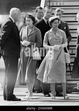 Smiling Princess - Willkommen zu Hause am Flughafen London. Prinzessin Margaret, in rosa und mit einem kleinen Hut, mit der Queen in blau gesehen, und der Herzog von Edinburgh (Mitte) heute am Londoner Flughafen. Die Königin und der Herzog gingen zum Flughafen, um die Prinzessin und die Königin-Mutter auf ihrer Rückkehr von der Tour durch Südrhodesien zu Hause willkommen zu heißen. 17. Juli 1953. (Foto von Reuterphoto). Stockfoto