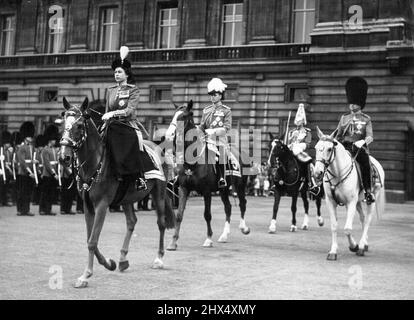 Duke of Edinburgh nimmt an Trooping the Color Teil - der Duke of Edinburgh, der zum ersten Mal an der Farbezeremonie teilnimmt, reitet hinter der Queen, während sie den Buchingham Palast verlassen, um die Parade der Pferdewächter in London zu besuchen. Der Herzog trägt den plumed Hut und die Uniform eines Feldmarschalls und trägt den Stab seines Feldmarschalls. Die Königin und der Herzog von Edinburgh werden von S.K.H. dem Herzog von Gloucester, Oberst der Schotten-Garde, begleitet. 11. Juni 1953. (Foto von Evening Standard). Stockfoto