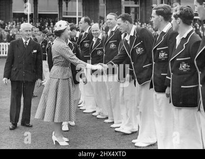 Die Königin trifft die Australier: Heute, bei Lords während des Spiels zwischen Middlesex und Australien, wurde das australische Team H.M. der Königin, Und dieses Bild zeigt, wie Hassett Don Tallon der Königin H.M. übergab, auch das Bild zeigt Langley, Ring, Hill, Harvey, links von der Queen ist der Manager des australischen Teams. 20. Juli 1953. Stockfoto