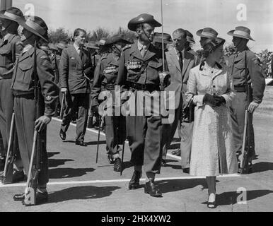 Queen überprüft Truppen in Launceston, Tasmanien. 1. März 1954. Stockfoto