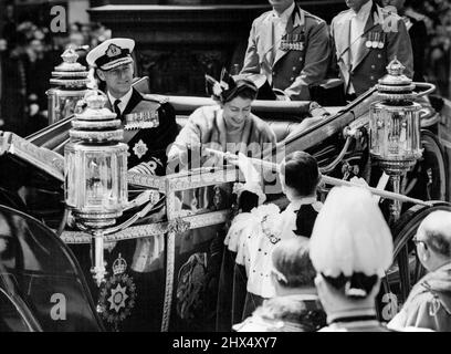 City Sword wird der Queen in Temple Bar überreicht - traditionelle Zeremonie in Temple Bar, wo die Queen von The Strand aus in die Stadt in der Fleet Street eindringt.der Lore Mayor, Sir Noel Vansittart Bowater, bietet ihr das Perlenschwert an, das die Queen berührt. Das Schwert soll der Stadt 1571 von Königin Elisabeth I. in einem offenen Staat London und mit einer Eskorte des Souveränen der Household Cavalry übergeben worden sein. Die Königin und der Herzog von Edinburgh fuhren heute (Mittwoch) vom Buckingham Palace zum Herrenhaus in der City of London, um an einem Mittagessen des Oberbürgermeisters Sir Noel Vansittar teilzunehmen Stockfoto