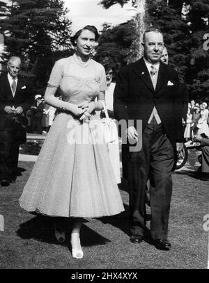 Königin Elizabeth mit dem Bürgermeister von Christchurch, Herrn R. M. MacFarlane, bei der Civic Garden Party in Civic Gardens Christchurch, NZ. Königin Elizabeth trug ein kaffeefarbenes Spitzenbekleidwerk mit vollem Rand, weiße Schuhe mit offenem Zehenbereich, eng anliegender weißer Mütze, weiße Handschuhe und eine Handtasche. 29. Januar 1954. Stockfoto