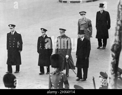 Die vier Königlichen Herzöge in der Prozession der Königin Mary - die vier Königlichen Herzöge in der Prozession durch Whitehall von links nach rechts - der Herzog von Edinburgh, der Herzog von Windsor; der Herzog von Kent.dahinter stehen Prinz George von Dänemark (Uniform) und der Graf von Harewood. Durch Straßen, die mit trauernden Menschenmengen übersät sind, machte Queen Mary heute (Sonntag) ihre letzte Prozessionsreise in London, als ihr Sarg von der Queen's Chapel des Marlborough House zur Westminster Hall für die Liegenstatistie gebracht wurde. 29. März 1953. (Foto von Reuterphoto). Der Coffin wurde auf einer Pferdekutsche der King's Tro getragen Stockfoto