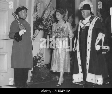 Bewunderung. Mit einem schönen Blumenstrauß geht die Queen an einem der Anwesenden des oberbürgermeisters vorbei, der einem Blick auf die Queen bei einem Bürgerempfang zur Royal Party im Rathaus von Wellington nicht widerstehen konnte. 30. Januar 1954. Stockfoto