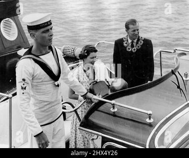 Königin Elizabeth in Tonga - Ein trauriger Abschied. Königin Elizabeth und der Herzog von Edinburgh trugen Tongon leis, als sie in die königliche Barge stiegen, um zu den Gotchic zurückzukehren, ihr Besuch im Inselreich Tonga endete. 03. Februar 1954. Stockfoto