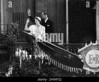 Königin Elizabeth und der Herzog von Edinburgh winken der Menge von der Veranda ihres Hotels in Christchurch zu, von der aus man den Cathedral Square überblickt. 25. Januar 1954. Stockfoto