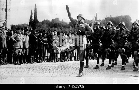 Italien Feiert Die Geburt Roms. Signor Mussolini (links) passend zu einer Probe des 'Paso Romano', dem römischen Schwanenstepping, mit dem er den deutschen Diktator beeindrucken will. Der Jahrestag der "Geburt Roms" wurde am Donnerstag mit einer großen Zeremonie gefeiert. Mussolini eröffnete die neue Via Imperiale, die breiteste Straße Roms, die zum ersten Mal für Hitlers Besuch genutzt wird. 23. April 1938. (Foto von Keystone) Stockfoto
