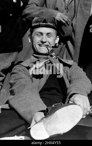 Dieser italienische Seemann war glücklich, aus dem Krieg heraus zu sein, trotz einer der Hauptklagen einer zurückziehenden Armee mit schmerzenden Füßen. 21. Februar 1941. Stockfoto