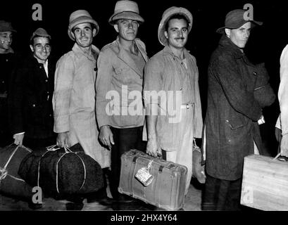 Vier dieser italienischen Gefangenen sahen glücklich genug aus, als sie sich in Australien wiederfanden, aber der Anführer der Linie war ärmlich. 05. Oktober 1943. Stockfoto