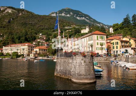 Nebenstraßen Norditalien - Drive 4, Nebenstraßen Norditalien, Italien, Lombardei, Comer See, Menaggio, Blick auf den Hafen und das Wasser Stockfoto