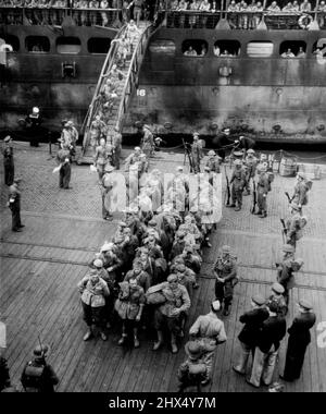 Italienische Gefangene kommen in England an Hier sind einige der Tausenden italienischen Gefangenen, die in Sizilien gefangen genommen wurden, als sie irgendwo in England in einem Hafen landeten und dort interniert wurden. 03. August 1943. (Foto von AP Wirephoto) Stockfoto